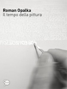 La copertina del libro di Roman Opalka "Il tempo della pittura": una mano che con un pennello intriso di pittura bianca imprime numeri su una superficie.