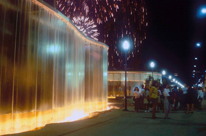Avenue Five Central Plaza and Water Buildings - Seville World Expo 92 - Seville Spain - 1992 - Main section of water wall at night Site James Wines in the color photo you can see a cascade of illuminated light created by James Wines on the occasion of the Seville Expo in 1992