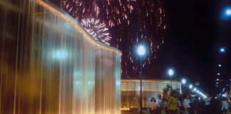 nella foto a colori si vede una cascata di luce illuminata creata da James Wines per l'Expo di Siviglia del 1992