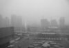 scenario urbano avvolto dalla nebbia