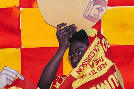 ragazza di colore avvolta da una coperta con colori e scritte rosse e gialle; col braccio destro sorregge un oggetto dalla forma sferica