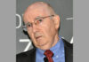nella foto si vede il Professor Philip Kotler, un signore anziano che indossa occhiali, una cravatta rossa e una camicia celeste
