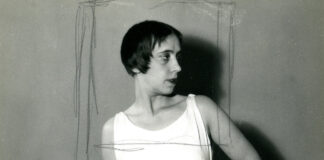 nella foto in bianco e nero si vede la stilista Elsa Schiaparelli di profilo, con i capelli a caschetto e un abito estivo a maniche corte