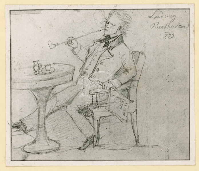 disegno in cui il grande compositore Beethoven è ritratto seduto a un caffè mentre fuma una lunga pipa, un giornale tenuto nella sua mani sinistra.