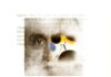 Nella immagine a colori si vede, sopra parte del testo di un libro, un occhio sinistro e, a destra, tre buchi. Sotto questo pseudo volto si legge la scritta "attraversando Julius Evola"