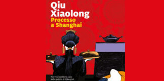 L'immagine mostra la copertina del libro processo a Shanghai di Qiu XIaolong. La copertina mostra due donne su fondo rosso, una in primo piano, vestita di nero di spalle con i capelli a coda, l'altra sulla destra in secondo piano, sdraiata e apparentemente addormentata