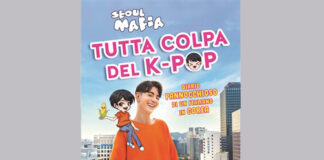 The picture (on a grey background) shows the cover of the book "Tutta colpa del K-pop. Diario pannocchioso di un italiano in Corea" by Seoul Mafia. The autor is in the center of the picture, wearing an orange shirt. The South Korean capital, Seoul is on the background while the title and a manga-version of the author are over the picture