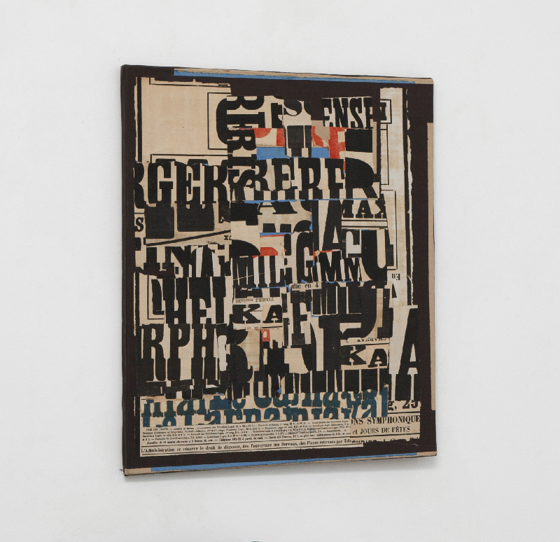 the picture shows a collage painting on a white wall. The painting is composed of pieces of newspaper titles whit black bold letters, surrounded by a black line