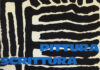 l'immagine mostra la copertina del catalogo di Mazzotta "Pittura Scrittura Pittura". Il titolo di colore azzurro occupa la parte centrale dell'immagine sotto un pattern grafico bianco e nero