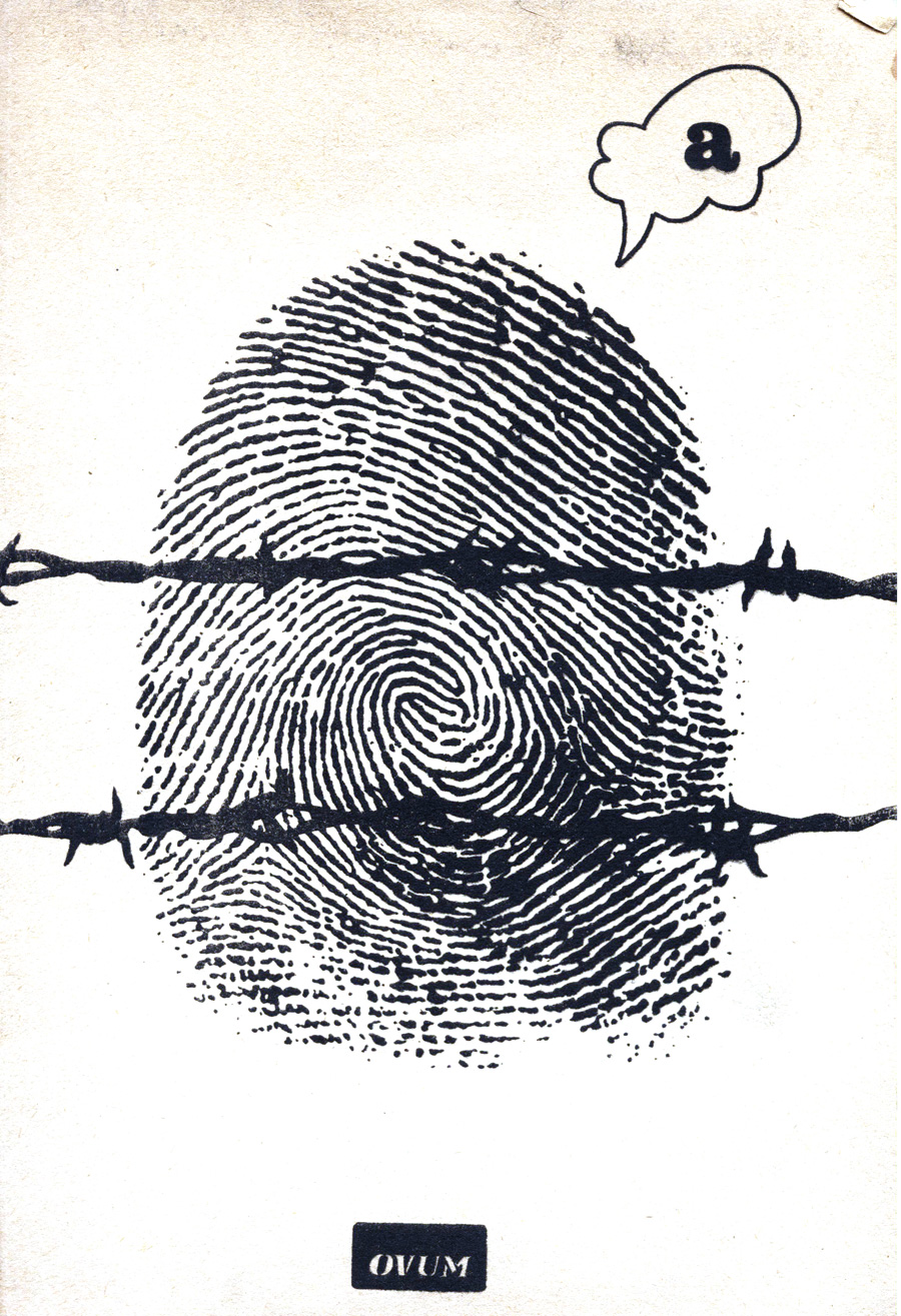 Nella foto: impronta digitale di un pollice umano, a forma di uovo, sul quale si stagliano due righe di fili spinato. In alto a destra, sopra l'impronta, un fumetto con la dicitura "a".
