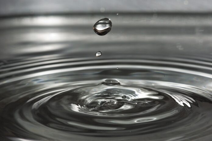 la caduta di una goccia in una distesa d'acqua genera una serie di cerchi concentrici