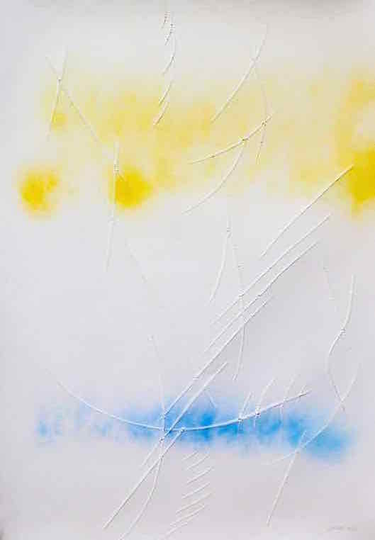 Nella foto, opera informale di Paolo Gubinelli con graffi su tela bianca, macchie di pittura spray gialla nell parte alta e azzurra più in basso