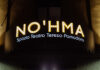 La scritta No'hma Spazio Teatro Teresa Pomodoro campeggia sull'insegna luminosa del teatro milanese.
