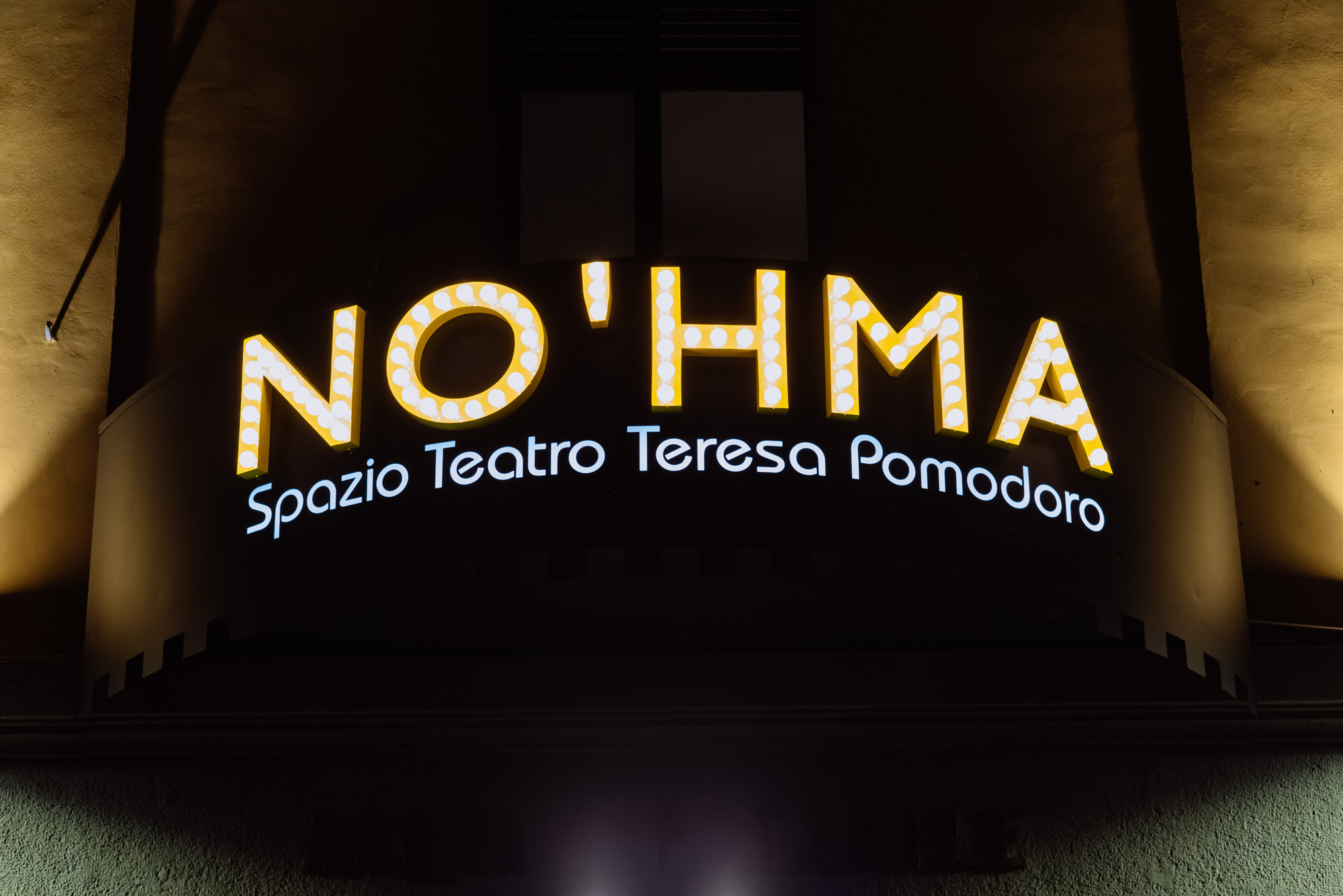 La scritta No'hma Spazio Teatro Teresa Pomodoro campeggia sull'insegna luminosa del teatro milanese.