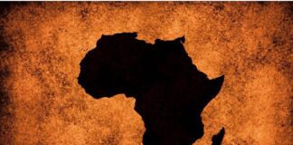 nella foto a colori si vede una sagoma nera dell'Africa circondata dal colore marrone