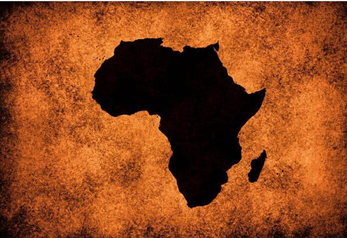 nella foto a colori si vede una sagoma nera dell'Africa circondata dal colore marrone