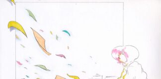 Nel disegno una ragazza seduta per terra scrive a macchina mentre fogli di carta colorati volano in aria
