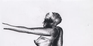 nella foto si vede un disegno in nero che ritrae una donna di profilo con reggicalze