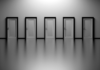 immagine in scala di grigi di una parete con 7 porte chiuse, di colore bianco