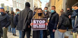 nella foto a colori si vedono persone che manifestano contro l'importazione del riso dal Myanmar a Milano