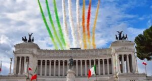 nella foto a colori si vede l'Altare della Patria a Roma, a forma di macchina da scrivere, e nel cielo le frecce tricolori