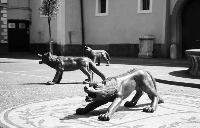 la foto in bianco e nero ritrae tre sculture a forma di lupo in una piazza del Comune di Avella