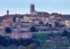 nella foto a colori si vede una visione panoramica di un piccolo paese della provincia di Siena, Radicondoli, dove spicca il campanile della Chiesa.