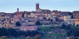nella foto a colori si vede una visione panoramica di un piccolo paese della provincia di Siena, Radicondoli, dove spicca il campanile della Chiesa.