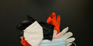 Foto di guanti in lattice bianchi, neri e mascherine protettive contro il virus Sars-CoV2