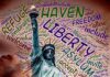 nella foto a colori si vede la statua della libertà e sullo sfondo rosa pastello la lettera libertà assiem ad altre come liberty, freedom, refuge, asylum ecc.