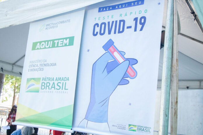 la foto a colori mostra un poster in Brasile con la scritta 