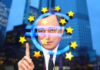 la foto a colori mostra il premier italiano Mario Draghi che indossa occhiali dalla montatura trasparente, ha il dito indice alzato della mano sinistra e il suo volto si sovrappone alle stelle dell'Unione Europea