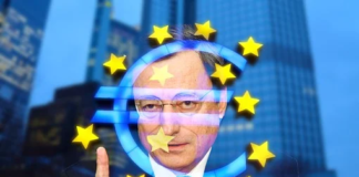la foto a colori mostra il premier italiano Mario Draghi che indossa occhiali dalla montatura trasparente, ha il dito indice alzato della mano sinistra e il suo volto si sovrappone alle stelle dell'Unione Europea
