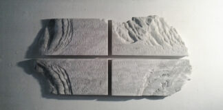 Quattro lastre di marmo bianco avvicinate, di forma irregolare tendente al rettangolare, lettere incise sulla superficie e lavorazione a onda sui lati esterni