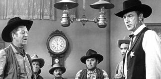 lo spezzone del film "Mezzogiorno di fuoco", in bianco e nero ritrae un gruppo di uomini ritratti assieme allo sceriffo