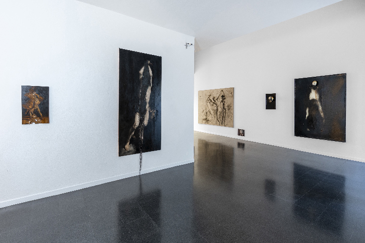 L'immagine mostra diverse opere d'arte di tre diversi artisti (Nicola Samorì , Andrea Salvino, Giovanni Manfredini)