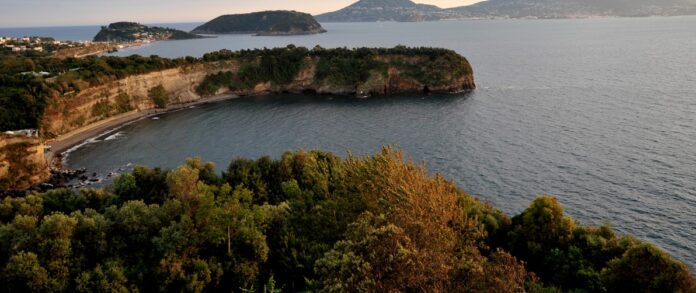 la foto a colori mostra una veduta panoramica dell'isola di Procida circondata dal mare