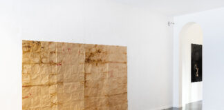 L'immagine mostra un'opera dell'artista Renata Boero sulla parete bianca di una galleria d'arte