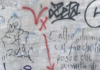 l'immagine a colori mostra il lavoro di un writer su un muro; c'è scritto in corsivo anche un pensiero.