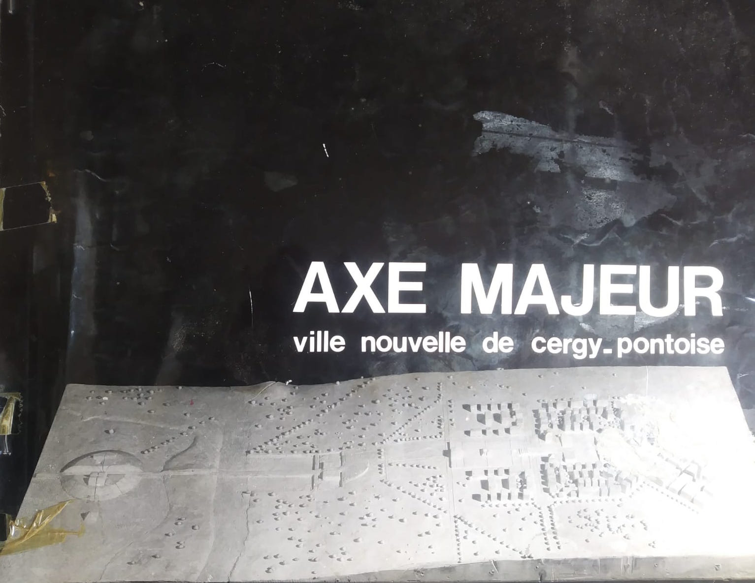 Copertina di un libro che spiega l'opera Axe Majeur ville nouvelle de Cergy-Pontoise, di Dani Karavan