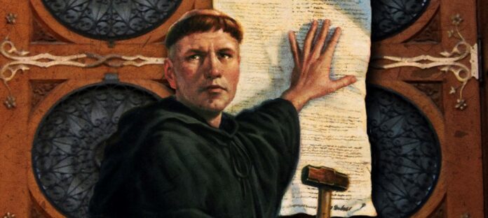 1521 Martin Luther was excommunicated il dipinto a colori mostra Martin Lutero che affigge le sue 95 tesi sul portone della chiesa di Ognissanti nel castello di Wittenberg. Sulla mano sinistra regge un foglio di carta, sull'altra un martello.