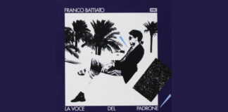 l'immagine a colori mostra la copertina dell'album "La Voce del Padrone" di Franco Battiato; Battiato porta il codino, gli occhiali da sole, è fotografato di profilo e indossa sandali con calzini bianchi