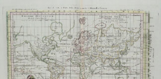 L0immagine mostra una mappa del globo terrestre del XVIII. La forma dei continenti è approssimativamente quella reale salvo alcune zone bianche nella parte nord-occidentale del nord America e l'Australia. La mappa è disegnata su una griglia decorata da una rosa dei venti nella parte bassa