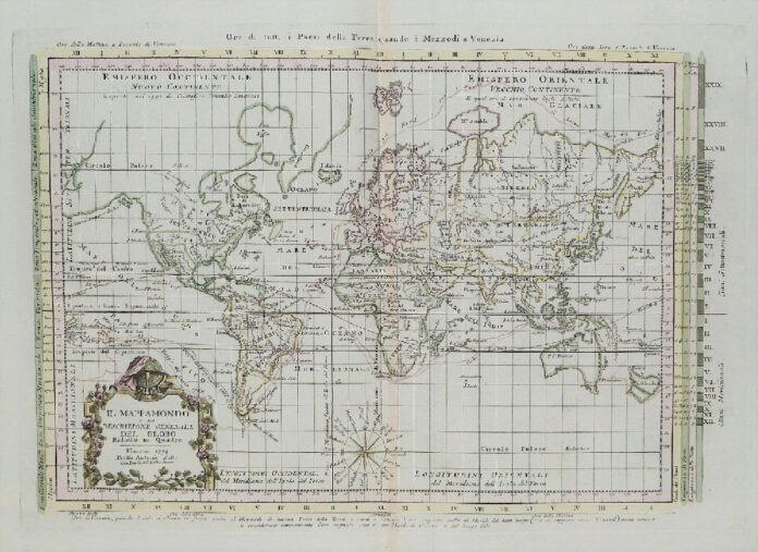 L0immagine mostra una mappa del globo terrestre del XVIII. La forma dei continenti è approssimativamente quella reale salvo alcune zone bianche nella parte nord-occidentale del nord America e l'Australia. La mappa è disegnata su una griglia decorata da una rosa dei venti nella parte bassa