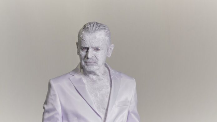 Is the dance unaged? La danza non ha età? la foto in bianco e nero mostra un uomo con il volto ricoperto di bianco che indossa una giacca bianca e lurex