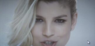 la foto a colori mostra un primo piano della cantante italiana Emma Marrone, con smalto nero e capelli biondi su di un lato, ma non lunghi