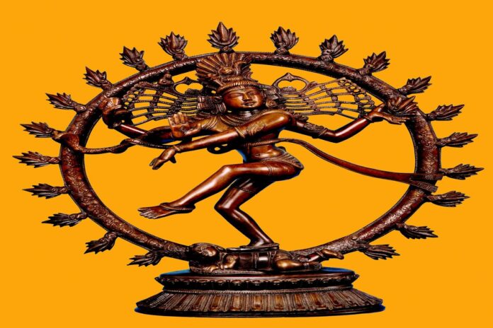 l'immagine mostra una statua di una divinità induista Shiva nella tipica posizione della 