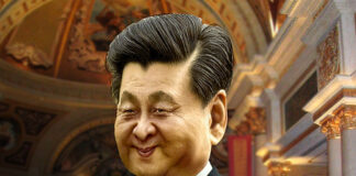 la foto a colori mostra una caricatura di Xi Jinping che sorride. Indossa una cravatta celeste, una camicia bianca e una giacca nera.