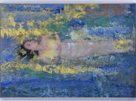 l'opera a colori mostra una donna che galleggia sull'aqua blu di un fiume vestita con una sottoveste bianca