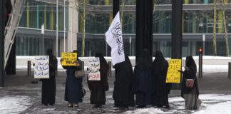 Donne velate protestano contro il Burqa